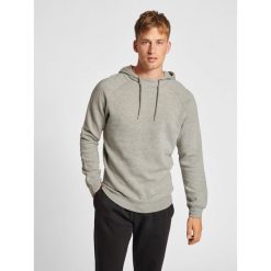 Bluza z kapturem Hummel Red Classic. Szare bluzy męskie Hummel, l, bez wzorów, z bawełny, z kapturem, na fitness i siłownię. Za 198.10 zł.