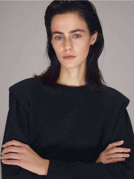 Bluza z poduszkami na ramionach - czarny. Czarne bluzy damskie Reserved, l, bez wzorów, z bawełny, bez kaptura. Za 119.99 zł.