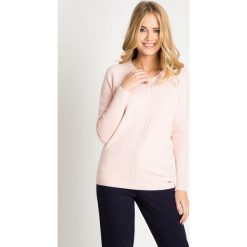 Jasnoróżowy sweter z ozdobnym splotem QUIOSQUE. Czerwone swetry damskie QUIOSQUE, na zimę, ze splotem, z klasycznym kołnierzykiem. W wyprzedaży za 69.99 zł.