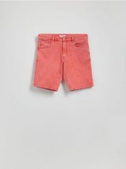 Jeansowe szorty straight - pomarańczowy. Brązowe szorty męskie Reserved, bez wzorów, z denimu. W wyprzedaży za 79.99 zł.