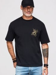 Koszulka męska z aplikacją pająka z kamieni i złotych koralików - czarna V1 - Rozmiar: M. Czarne t-shirty męskie Ombre Clothing, m, z aplikacjami, z bawełny, bez kołnierzyka. Za 279.99 zł.