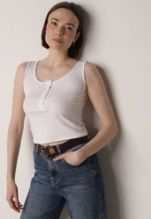 Biały Prążkowany Top na Szerokich Ramiączkach z Bawełny Zdobiony Guzikami Bernella. Białe bluzki damskie Born2be, m, z aplikacjami, z bawełny, eleganckie, bez kołnierzyka, bez ramiączek. Za 39.99 zł.