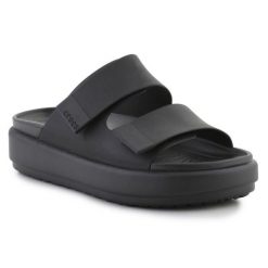 Klapki Crocs Brooklyn Luxe Sandal W 209586-060 czarne. Czarne klapki damskie bez wzorów, z materiału, casualowe, bez obcasa. Za 490.22 zł.