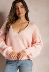 Różowy Sweter z Trójkątnym Dekoltem i Szerokimi Rękawami Sarahena. Czerwone swetry damskie Renee, bez wzorów, casualowe, bez kołnierzyka, bez ramiączek, bez kaptura. Za 84.99 zł.