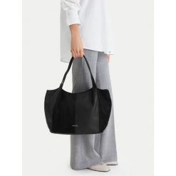Torebka Lasocki. Czarne torebki do ręki damskie Lasocki, bez wzorów, bez dodatków. Za 199.99 zł.