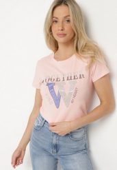 Różowy T-shirt z Bawełny Ozdobiony Napisem i Cyrkoniami Raltebis. Czerwone bluzki damskie Born2be, m, bez wzorów, z bawełny, klasyczne, bez kołnierzyka. Za 34.99 zł.