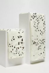 Szal letni z metalicznym nadrukiem w kropki beżowy. Brązowe szaliki i chusty damskie MOODO, na lato, bez wzorów. W wyprzedaży za 15.99 zł.