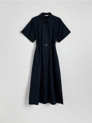 Koszulowa sukienka oversize - granatowy. Niebieskie sukienki damskie Reserved, l, bez wzorów, z bawełny, bez kołnierzyka, bez ramiączek, midi, koszulowe. W wyprzedaży za 119.99 zł.