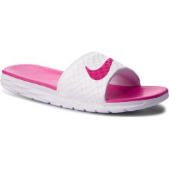 Klapki NIKE - Benassi Solarsoft 705475 160 White/Fireberry. Białe klapki damskie Nike, bez wzorów, z materiału, sportowe, bez obcasa. W wyprzedaży za 129.00 zł.