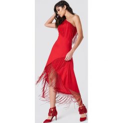 NA-KD Boho Sukienka na jedno ramię z frędzlami - Red. Sukienki damskie marki NA-KD Boho. W wyprzedaży za 40.38 zł.