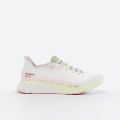 Buty do biegania damskie Kiprun KS900 Light. Białe obuwie sportowe damskie KIPRUN, bez wzorów, do biegania. W wyprzedaży za 299.99 zł.