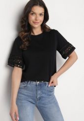 Czarny T-shirt z Bawełny Ozdobiony Ażurowym Wzorem Valreia. Czarne bluzki damskie Born2be, m, z aplikacjami, z bawełny, bez kołnierzyka. Za 59.99 zł.