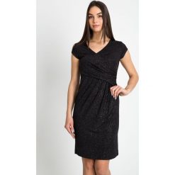 Kopertowa sukienka z połyskiem QUIOSQUE. Sukienki damskie marki QUIOSQUE. W wyprzedaży za 139.99 zł.