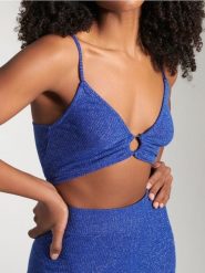 Prążkowana koszulka z połyskiem i pierścieniem na dekolcie - niebieski. Niebieskie t-shirty damskie Sinsay, l, bez wzorów, prążkowane, bez kołnierzyka. Za 13.99 zł.