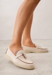 Beżowe Mokasyny z Imitacji Zamszu Zdobione Aplikacją z Zawieszkami Peleg. Brązowe mokasyny damskie Born2be, z jeansu, biznesowe. Za 99.99 zł.