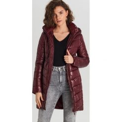 Pikowana kurtka z kapturem - Bordowy. Czerwone kurtki damskie Cropp, l, bez wzorów, z kapturem. Za 159.99 zł.