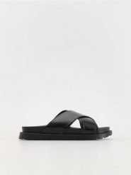 Klapki z imitacji skóry - czarny. Czarne klapki damskie Reserved, bez wzorów, ze skóry, klasyczne, bez obcasa. W wyprzedaży za 39.99 zł.