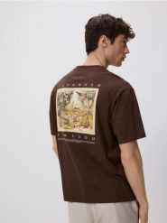 T-shirt boxy z naszwyką - ciemnobrązowy. Brązowe t-shirty męskie Reserved, l, bez wzorów, z bawełny, bez kołnierzyka. W wyprzedaży za 59.99 zł.