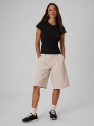 Spodenki casual damskie 4F 4FRSS26TSHOF0935. Białe szorty damskie 4f, m, bez wzorów, z elastanu, casualowe, z podwyższonym stanem. Za 137.99 zł.