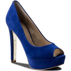 Szpilki GUESS - Heali2 FLHEA1 SUE07 BLUE. Niebieskie szpilki damskie Guess, ze skóry ekologicznej. W wyprzedaży za 389.00 zł.