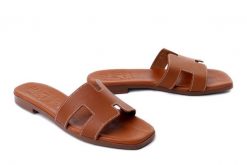 Oh! My Sandals 5810 roble, klapki damskie. Brązowe klapki damskie Oh My Sandals, bez wzorów, ze skóry, bez obcasa. Za 208.17 zł.