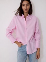 Bawełniana koszula - różowy. Czerwone koszule damskie Reserved, l, bez wzorów, z bawełny, bez kołnierzyka, bez ramiączek. W wyprzedaży za 59.99 zł.