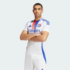 Koszulka Olympique Lyonnais 24/25 Home. Białe koszulki sportowe męskie Adidas, m, bez wzorów, z materiału, bez kołnierzyka, bez ramiączek, do piłki nożnej. Za 449.00 zł.