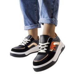 Czarne sneakersy eko zamszową wstawką Kollins. Czarne trampki i tenisówki damskie bez wzorów, z zamszu, bez zapięcia. Za 82.20 zł.