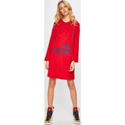 Love Moschino - Sukienka. Czerwone sukienki damskie Love Moschino, m, z aplikacjami, z bawełny, casualowe, bez kołnierzyka, bez ramiączek. W wyprzedaży za 499.90 zł.