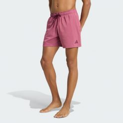 SZORTY DO PŁYWANIA IRIDESCENT SEERSUCKER SWIM SHORTS 5 INCH. Czerwone krótkie spodenki sportowe męskie Adidas, m, bez wzorów, z elastanu, do pływania. Za 199.00 zł.