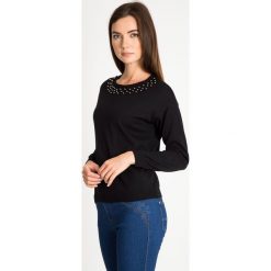 Czarny sweter z perełkami na dekolcie QUIOSQUE. Swetry damskie marki QUIOSQUE. W wyprzedaży za 89.99 zł.