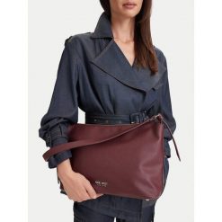 Torebka Nine West. Czerwone torebki do ręki damskie Nine West, bez wzorów, klasyczne, bez dodatków. Za 229.99 zł.