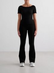Damskie legginsy bezszwowe, wysoki stan, rozszerzane nogawki Tulip czarne. Czarne legginsy damskie Aim'n, l, bez wzorów, z dzianiny, z podwyższonym stanem, na fitness i siłownię. Za 247.00 zł.