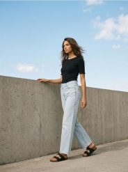 Bawełniana koszulka z ozdobnymi falbanami - czarny. Czarne t-shirty damskie Sinsay, l, bez wzorów, z bawełny, bez kołnierzyka. Za 19.99 zł.