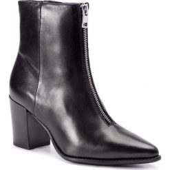 Botki BRONX - 34096-A BX 1499 Black 01. Czarne kozaki damskie Bronx, ze skóry, bez obcasa, na obcasie. W wyprzedaży za 299.00 zł.