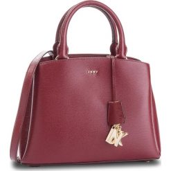 Torebka DKNY - Paige Md Satchel R81D3327 Blood Red XOD. Torebki do ręki damskie marki DKNY. W wyprzedaży za 649.00 zł.