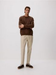 Spodnie jogger slim - złamana biel. Spodnie materiałowe męskie Reserved, l, bez wzorów, z bawełny. W wyprzedaży za 49.99 zł.
