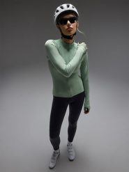 4F Legginsy rowerowe z żelowo-piankową wkładką i szelkami damskie - czarne L. Czarne legginsy damskie 4f, l, bez wzorów, z dzianiny, sportowe, z podwyższonym stanem, rowerowe. W wyprzedaży za 199.99 zł.