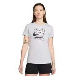 Koszulka sportowa damska Nike W Nsw Tee Ss Vday. Szare koszulki sportowe damskie Nike, s, bez wzorów, bez kołnierzyka, bez ramiączek. W wyprzedaży za 117.00 zł.