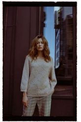 Sweter z ozdobiony koralikami beżowy. Brązowe swetry damskie MOODO, l, bez wzorów, z poliamidu, bez kołnierzyka, bez ramiączek, bez kaptura. Za 139.99 zł.