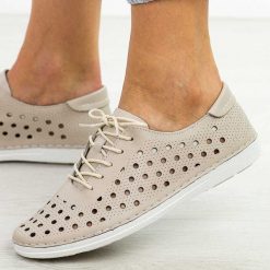 Beżowe skórzane ażurowe półbuty damskie Dia 644. Brązowe półbuty damskie DiA, na jesień, w ażurowe wzory, z jeansu, biznesowe, z okrągłym noskiem, bez obcasa, na płaskiej podeszwie, bez zapięcia. W wyprzedaży za 224.10 zł.