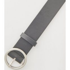 Gładki pasek z okrągłą klamrą - Czarny. Czarne paski damskie House, w paski. Za 29.99 zł.