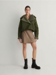 Kurtka z kożuchem - zielony. Zielone kurtki damskie Reserved, l, bez wzorów, ze skóry, bez kaptura. W wyprzedaży za 99.99 zł.