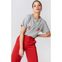 NA-KD T-shirt Strawberry - Grey. T-shirty damskie marki NA-KD. W wyprzedaży za 21.88 zł.