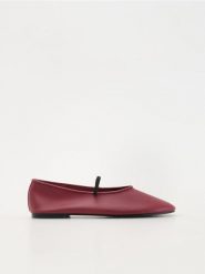 Skórzane baleriny - bordowy. Czerwone baleriny damskie Reserved, bez wzorów, ze skóry, bez obcasa. W wyprzedaży za 69.99 zł.