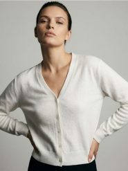 Klasyczny kardigan zapinany na guziki - biały. Białe kardigany damskie Sinsay, l, bez wzorów, klasyczne. Za 39.99 zł.