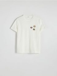 T-shirt regular z aplikacją - złamana biel. T-shirty męskie Reserved, l, z aplikacjami, z dzianiny, bez kołnierzyka. W wyprzedaży za 39.99 zł.