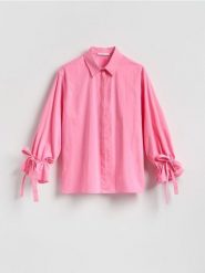 Koszula z wiązaniami przy rękawach - intensywny róż. Czerwone koszule damskie Reserved, l, bez wzorów, z bawełny, bez kołnierzyka, bez ramiączek. Za 159.99 zł.