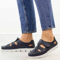 Granatowe przewiewne skórzane półbuty damskie Sergio Leone sp004. Niebieskie półbuty damskie Sergio Leone, na lato, bez wzorów, z jeansu, klasyczne, z okrągłym noskiem, bez obcasa, na płaskiej podeszwie, bez zapięcia. Za 199.00 zł.