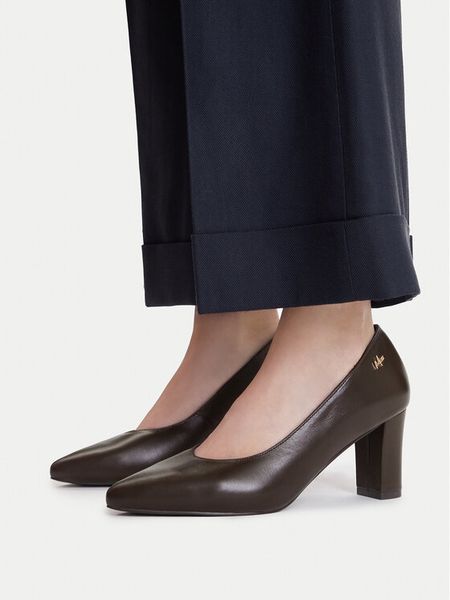MEXX Czółenka EO-WS3990-01 Brązowy ciemny. Brązowe czółenka damskie Mexx, bez wzorów, bez obcasa, bez zapięcia. Za 299.99 zł.